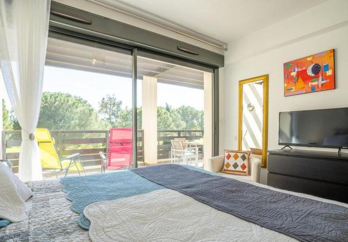 Vert Paradis - Vue Apaisante Sur Golf, Pins Parasols, 2E Etage - 80 M2 Dont Terrasse Avec Pergola, 2 Chambres, 3Et Iles, 3 Clim, Wifi - Piscine, Parking Et Park A Velos, Ascenseur - En Option Linge, Menage - Pistes Cyclables, Mer A Proximite サン・シプリアン エクステリア 写真